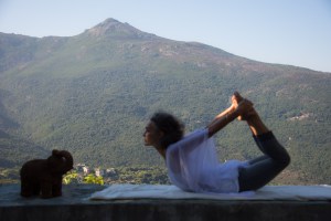 Dominique casaux en posture de yoga, barrettali, cap corse