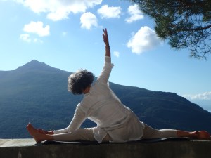 Posture yoga grand écart, corse